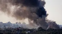 Foto yang diambil dari Israel selatan di perbatasan dengan Jalur Gaza ini menunjukkan asap mengepul di atas wilayah Palestina selama pengeboman Israel pada 18 Januari 2024. (JACK GUEZ/AFP)