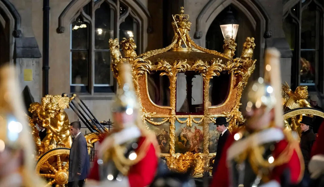 Serangkaian persiapan akhir dilaksanakan menjelang prosesi Penobatan Raja Charles III dan Permaisuri Camilla yang akan berlangsung pada Sabtu 6 Mei 2023. (AP Photo/Andreea Alexandru)