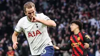 Pemain Tottenham Hotspur, Harry Kane melakukan selebrasi setelah mencetak gol pembuka timnya ke gawang Manchester City pada laga pekan ke-22 Liga Inggris 2022/2023 di Tottenham Hotspur Stadium, London, Minggu (05/02/2023) malam WIB. Gol tersebut berhasil menobatkan dirinya menjadi top skor sepanjang masa Tottenham dengan koleksi 267 gol. (AFP/Adrian Dennis)