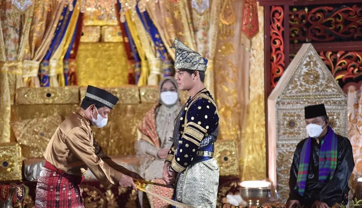 Upacara Adat Balacuik Malapeh Bujang Rizky Billar (Instagram/antv_official)