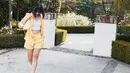 <p>Nia pun memamerkan perut ratanya dengan crop top putih dikombinasikan blazer dan short pants kuning. Ia memaksimalkan tampil dengan handbag dan sneakers putih. @ramadhaniabakrie</p>