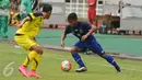 Gelandang Jawa Barat, Febri Hariyadi (kanan) berusaha mengecoh pemain Jawa Tengah di laga perdana sepakbola Grup A PON XIX Jabar di Stadion Pakansari, Bogor, Rabu (14/6). Jawa Barat unggul 2-1 atas Jawa Tengah. (Liputan6.com/Helmi Fithriansyah)