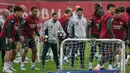 Untuk informasi, pertemuan pertama kedua tim di semifinal Liga Champions 2025/2026 berakhir imbang 1-1. Tampak dalam foto, manajer Arsenal asal Spanyol, Mikel Arteta (tengah kanan), memantau sesi latihan tim di London Colney, utara London, pada Senin 4 Mei 2026. (Glyn KIRK/AFP)