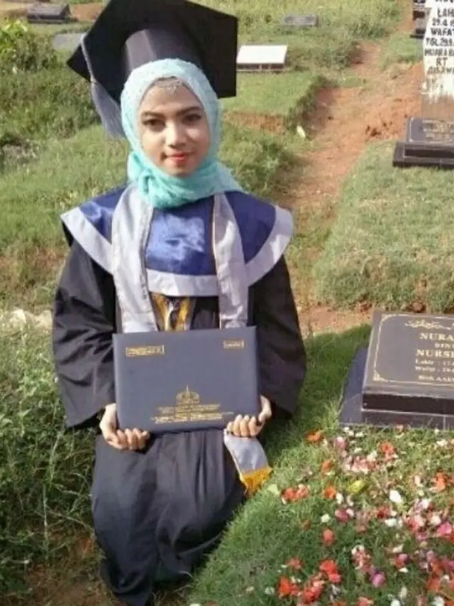 [Bintang] [Bintang] Gadis Cantik Ini Bawa Ijazah ke Kuburan, Ceritanya Bikin Haru
