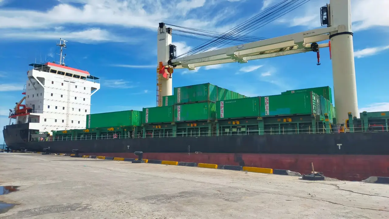 KAI Logistik kini menawarkan layanan freight forwarding untuk konektivitas antar pulau.