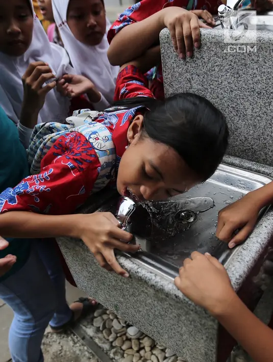 Anak sekolah sedang minum di fasilitas air siap minum (Drinking Fountain) di Museum Nasional, Jakarta, Kamis (8/11). Fasilitas ini disediakan Palyja untuk menyediakan air siap minum. (Liputan6.com/Fery Pradolo)