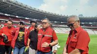 Sekretaris Jenderal (Sekjen) PDI Perjuangan (PDIP) Hasto Kristiyanto mengecek persiapan menyambut peringatan Bulan Bung Karno yang akan digelar di Stadion Gelora Bung Karno (GBK) Senayan Jakarta, pada 24 Juni 2023. (Liputan6.com/Lizsa Egeham)
