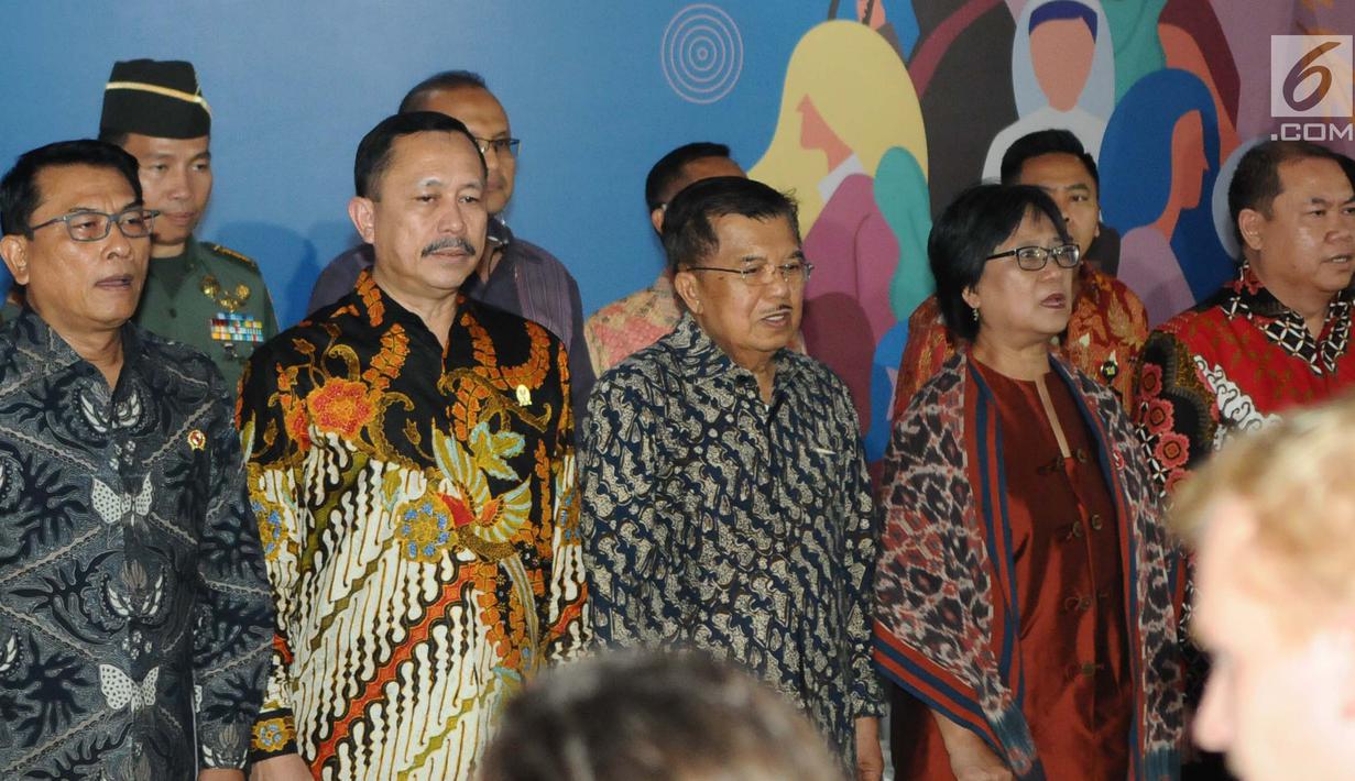 Wakil Presiden Jusuf Kalla (tengah) saat menghadirI peringatan hari Hak Asasi Manusia (HAM) internasional 2018 di kantor Komnas HAM, Jakarta, Selasa (11/12). Kedatangannya JK untuk mewakili Presiden Jokowi yang batal hadir. (Liputan6.com/Angga Yuniar)