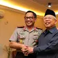 Kapolri Jenderal Pol Tito Karnavian (kiri) bersalaman bersama Ketua MUI Ma'ruf Amin usai memberi keterangan di Jakarta, Selasa (20/12). Keterangan terkait fatwa MUI tentang penggunaan atribut keagamaan non-Muslim. (Liputan6.com/Helmi Fithriansyah)