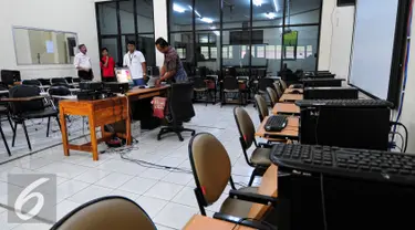 Dirtipikor Bareskrim Polri mengecek 49 sekolah penerima alat UPS untuk melengkapi berkas penyelidikan, Jakarta, Kamis (11/6/2015). Pemeriksaan dibantu 6 tim ahli untuk mengetahui kebutuhan UPS dari tiap sekolah. (Liputan6.com/Yoppy Renato)