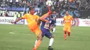 Bek Persija Jakarta, Valentino Telaubun, membuang bola saat melawan PSIS Semarang pada laga Liga 1 di Stadion Sultan Agung, Bantul, Jumat (20/4/2018). PSIS kalah 1-4 dari Persija. (Bola.com/Ronald Seger)