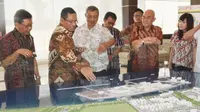 Menteri Perindustrian Saleh Husin mengunjungi kawasan industri Java Integrated Industrial Ports and Estate (JIIPE) di Gresik, Jawa Timur.