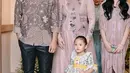 Zaskia memadukan gaun ini dengan hijab sederhana berbahan tulle yang dilengkapi pita sebagai aksen. Hijab tersebut serasi dengan gaunnya, menciptakan harmoni dalam keseluruhan penampilan.  [@zaskia_gotix].
