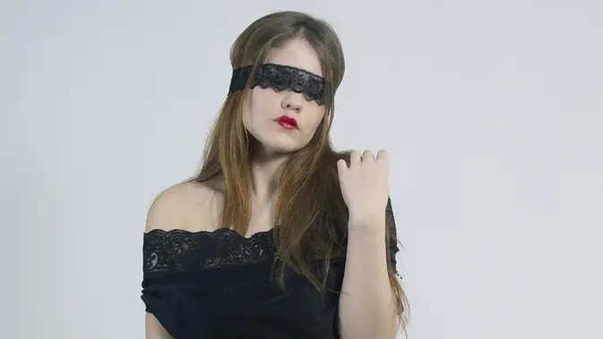 5 Alasan Penutup Mata Jadi Benda Seksi Yang Patut Dicoba Saat Bercinta Lifestyle Fimela Com