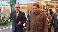 Mantan Perdana Menteri Inggris Tony Blair mengunjungi Menteri Koordinator Bidang Perekonomian Airlangga Hartarto di Kantor Kemenko Perekonomian, Jumat (19/4/2024). (Dok Kemenko Perekonomian)