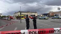 Polisi di sekitar lokasi penikaman massal stasiun kereta Hamburg, Jerman. (AP./Steven Hutchings)