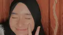 Pemilik gelar Raden Roro ini terlihat menggemaskan saat berpose dua jari seperti ini. Freya JKT48 tampil berhijab ini bikin warganet kian terpesona. Foto ini banyak dikomentari Freyanation dengan menyebutnya kian cantik. (Liputan6.com/Twitter/Freya_JKT48)