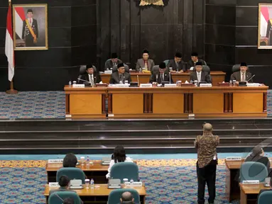 Pimpinan DPRD DKI membuka sidang paripurna pengajuan hak angket di Gedung DPRD DKI Jakarta, Kamis (26/2/2015). Sidang tersebut  untuk melakukan penyelidikan atas dugaan pelangggaran yang dilakukan Gubernur Basuki T Purnama. (Liputan6.com/Faizal Fanani)