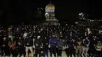 Para jamaah Muslim Palestina melaksanakan salat Tarawih pada malam pertama bulan suci Ramadan di dekat Kubah Batu, kompleks Masjid Al-Aqsa, Kota Tua Yerusalem pada 17 Februari 2026. (AHMAD GHARABLI/AFP)