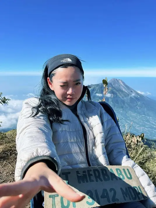 <p>Influencer Wendy Walters juga hobi naik gunung, ia pernah mendaki gunung Merbabu dengan mengenakan jaket padding putihnya. [Instagram/wendywalters]</p>