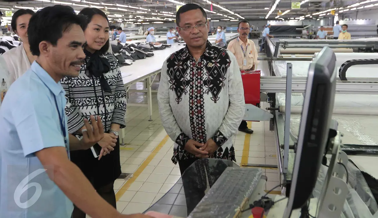 Menteri Perindustrian Saleh Husin berkunjung ke pabrik PT Pan Brother di Tangerang, Banten,  Selasa (13/10/2015). Menurut Menperin, penanaman modal dan pengembangan industri akan terus melaju sesuai paket kebijakan ekonomi. (Liputan6.com/Angga Yuniar)