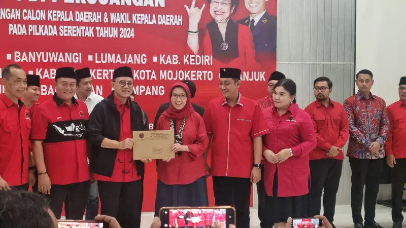 PDIP Jawa Timur menyerahkan 10 surat rekomendasi kepada pasangan Bakal Calon Kepala Daerah (Bacakada) pada Pilkada 2024. (Istimewa)