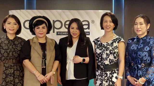 Joy Tobing di di acara diskusi bertema "Atasi Masalah Pigmentasi Membandel Dengan Rangkaian Cyspera Intensive System".