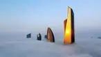 Foto udara memperlihatkan pemandangan Al Hamra Tower (kanan), Kantor Pusat Bank Nasional Kuwait, dan Al Rayah Tower (kiri kedua) di tengah kabut tebal, Kuwait City, 21 Januari 2023. Al Hamra Tower adalah gedung tertinggi ke-23 di dunia dan tergolong bangunan baru di Kuwait City. (YASSER AL-ZAYYAT/AFP)