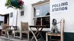 Anjing jenis Cocker Spaniel, Tilly, duduk di atas kursi di luar Anglesea Arms yang dijadikan tempat pemungutan suara di London, Kamis (8/6). Para anjing itu ikut menemani majikan mereka yang ambil bagian dalam Pemilu Inggris. (Justin TALLIS/AFP)