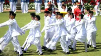Pasukan Paskibraka saat mengikuti upacara Peringatan Hari Kemerdekaan ke-71 RI di Istana Merdeka, Jakarta, Rabu (17/8). Jumlah anggota Paskibraka yang bertugas pada upacara kali ini 67 orang. (Liputan6.com/Faizal Fanani)
