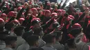 Polisi mengawal ketat aksi buruh ini. Ratusan personel juga diturunkan mengawal jalannya aksi ini, Jakarta, Jumat (6/2/2015). (Liputan6.com/Herman Zakharia)