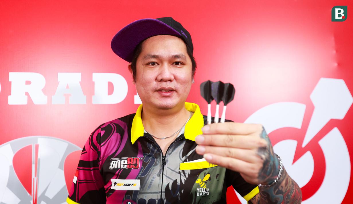 Tirta Suparjo berpose setelah menjuarai Darts National Competition (DNC) 2025 Series 02, Minggu (22/6/2025). (Bola.com/M Iqbal Ichsan)