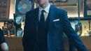 Ahn Bo Hyun terlihat charming ala mafia dengan setelan jas dan dasi [@bohyunahn]