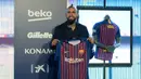 Pemain baru Barcelona, Arturo Vidal menunjukkan jersey Barcelona dalam presentasi resminya di Stadion Camp Nou, Barcelona, Spanyol, Senin (6/8). (Josep LAGO/AFP)