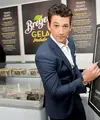 Menjadi seorang artis yang memiliki banyak idola tentu harus bersikap baik di manapun ia berada. Namun sayangnya, ini tak dilakukan oleh Miles Teller yang tertangkap sedang mabuk di depan umum. (AFP/Bintang.com)