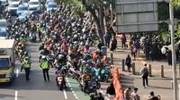 Kemacetan terjadi di sepanjang jalan Gatot Subroto, Jakarta Selatan Akibat dari pemberlakuan car free day atau hari bebas kendaraan di lingkungan Markas Polda Metro Jaya yang digelar setiap Jumat. (Merdeka.com/
Bachtiarudin Alam)