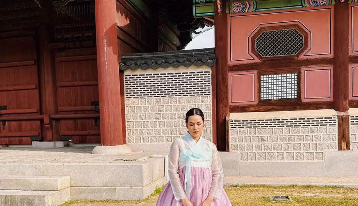 Berada di Korea Selatan Raisa pun menyempatkan diri berkunjung ke tempat-tempat ikonik seperti menginjak kaki di salah satu tempat istana kerajaan dengan bangunan yang ikonik. [@raisa6690]