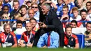 Pelatih Chelsea Jose Mourinho memberikan intruksi kepada anak asuhnya di pinggir lapangan saat melawan Arsenal di Stamford Bridge, Sabtu (19/9/2015). Chelsea keluar sebagai pemenang dengan skor 2-0. (Reuters/John Sibley)