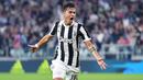 Striker Juventus, Paulo Dybala, melakukan selebrasi usai mencetak gol ke gawang Torino pada laga Serie A, Italia, di Stadion Allianz, Sabtu (23/9/2017). Juventus menang 4-0 atas Torino. (AP/Alessandro Di Marco)