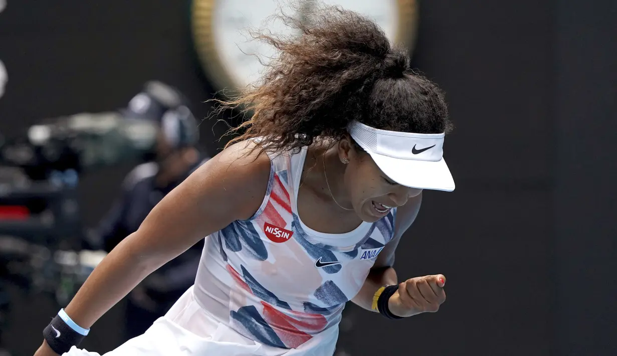 Petenis Naomi Osaka berselebrasi saat bertanding melawan Marie Bouzkova  pada pertandingan putaran pertama tunggal kejuaraan tenis Australia Terbuka di Rod Laver Arena, Melbourne, Australia, Senin (20/1/2020). Osaka menang dua set langsung atas Bouzkova. (AP Photo/Lee Jin-man)