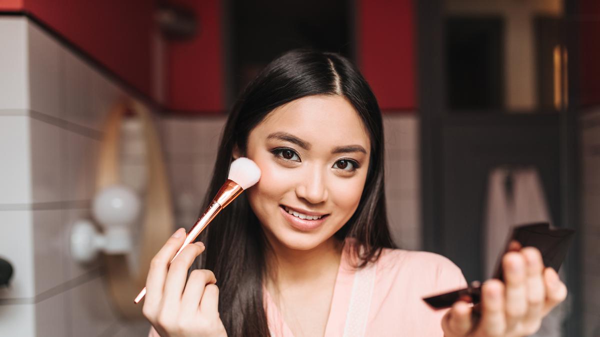 7 Tips Menggunakan Loose Powder Agar Hasil Makeup Makin Flawless