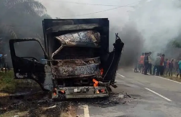 Warga yang marah meluapkan kekesalannya dengan membakar truk hingga hangus. (Foto: Dok. Polres Tebo/B Santoso)