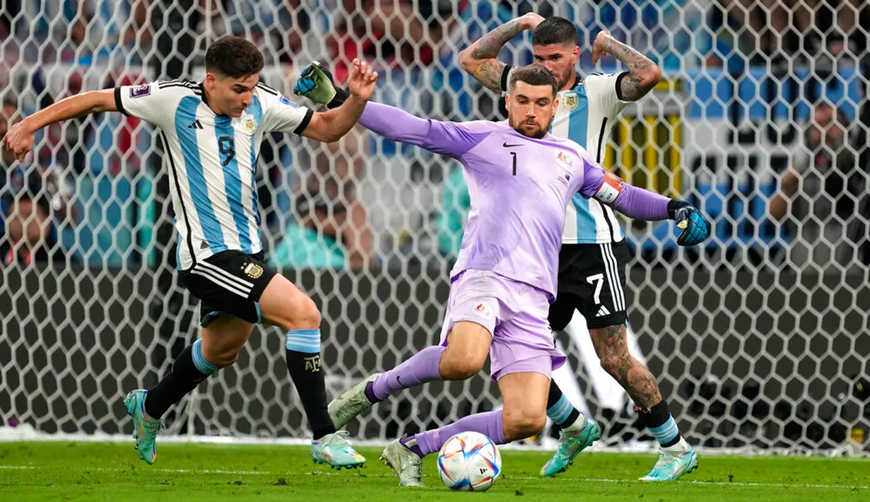 Pemain Argentina Julian Alvarez (kiri) menggiring bola di samping kiper Australia Mathew Ryan pada pertandingan sepak bola babak 16 besar Piala Dunia 2022 di Stadion Ahmad Bin Ali, Doha, Qatar, 3 Desember 2022. Argentina berhasil melaju ke babak perempat final Piala Dunia 2022 usai menyingkirkan Australia dengan skor 2-1. (AP Photo/Lee Jin-man)