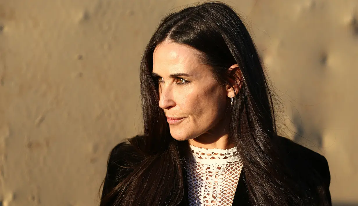Aktris senior Demi Moore berpose saat menghadiri peragaan busana koleksi Dior Cruise 2018 di Runway Show at the Upper Las Virgenes Canyon Open Space Preserve, Santa Monica, California (11/5). (Rich Fury/Getty Images/AFP)