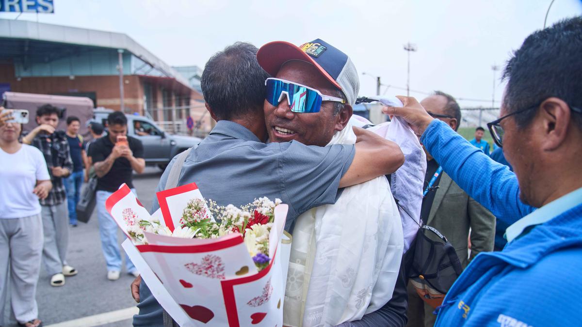 32 Kali Gapai Puncak Everest, Pemandu Gunung Legendaris Kami Rita Sherpa Cetak Rekor Dunia