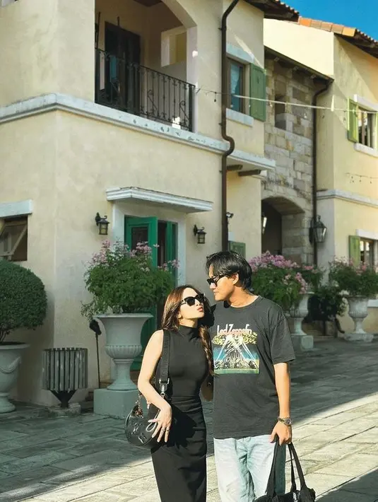 Bisa dibilang pasangan ini tak terpisahkan, mereka sudah nempel seperti perangko. Pasangan ini tampak mengabadikan momen romantis selama liburan di Thailand. [Foto: instagram.com/rizkyfbian]