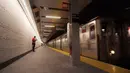 Sebuah kereta bawah tanah melintasi subway Cortlandt Street station yang baru dibuka lagi di New York, Sabtu (8/9). Stasiun ini hancur lebur karena berada tepat di bawah gedung WTC, tempat insiden 9/11 terjadi. (AP Photo/Patrick Sison)