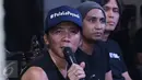 Bimbim menjelaskan kisah dari salah satu lagu mereka yang berjudul "Palalopeyank" saat konferensi pers peluncuran album studio ke-22 mereka bertajuk "Palalopeyank", Jakarta, Selasa (7/2). (Liputan6.com/Herman Zakharia)