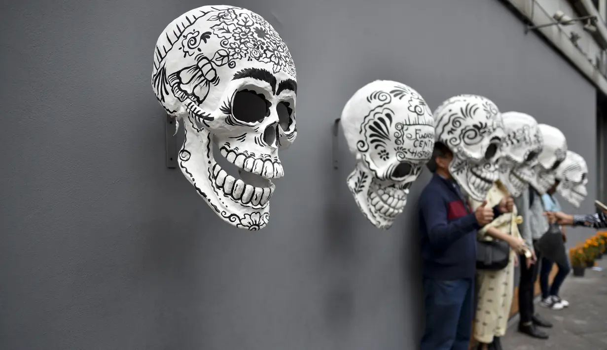 Sejumlah replika tengkorak dihias saat pameran dan kontes di perayaan Hari Kematian di Mexico City (1/11). Perayaan tradisional ini dimulai pada tengah malam pada malam tanggal 1 dan 2 November setiap tahunnya. (AFP Photo/Yuri Cortez)