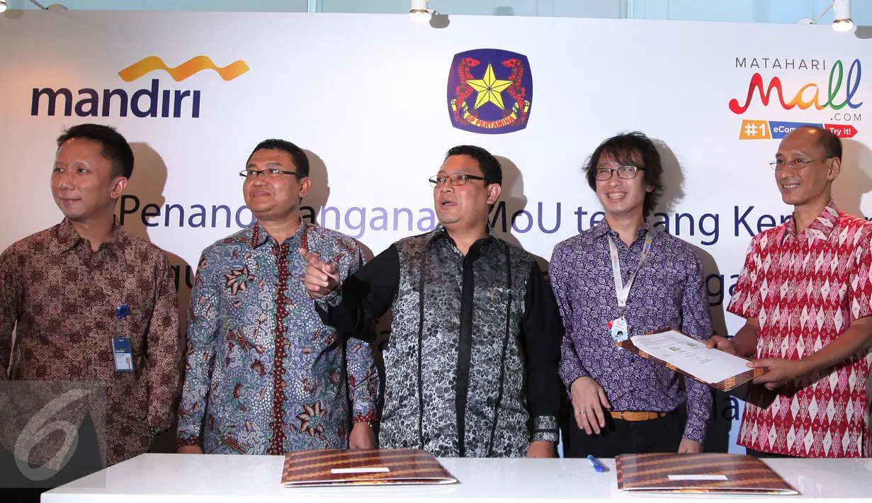 Suasana penandatanganan MoU kerjasama kemitraan penggunaan Mandiri e-cash antara Bank Mandiri, Pertamina dan MatahariMall, Jakarta, Rabu (23/9/2015). (Liputan6.com/Angga Yuniar)